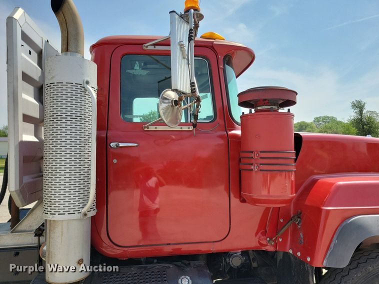 image for item JO9177 2000 Mack RD690S  semi truck