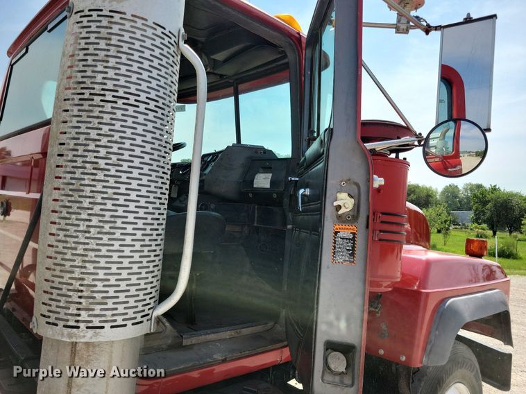 image for item JO9177 2000 Mack RD690S  semi truck