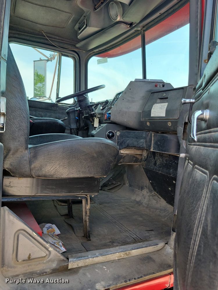 image for item JO9177 2000 Mack RD690S  semi truck