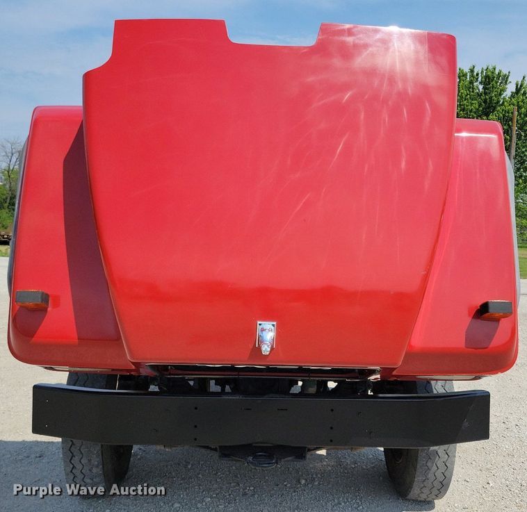 image for item JO9177 2000 Mack RD690S  semi truck