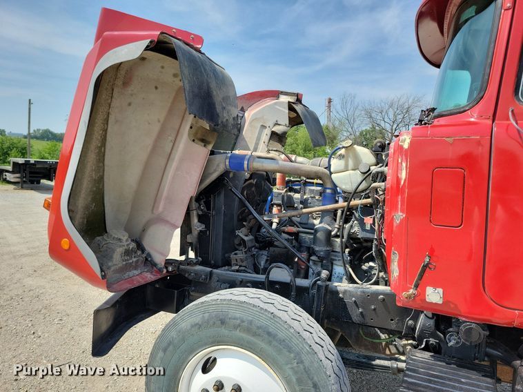 image for item JO9177 2000 Mack RD690S  semi truck