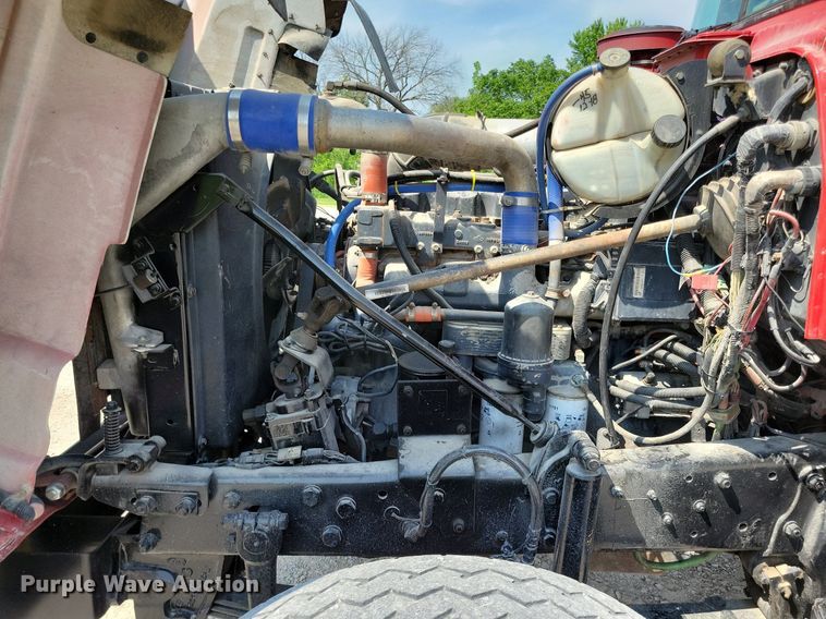 image for item JO9177 2000 Mack RD690S  semi truck