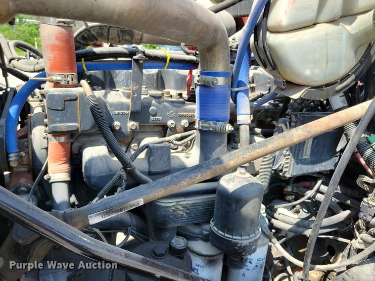 image for item JO9177 2000 Mack RD690S  semi truck