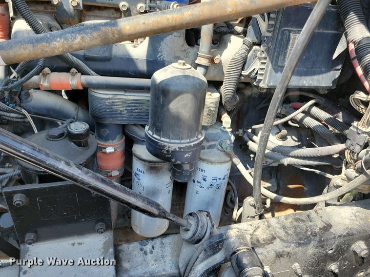 image for item JO9177 2000 Mack RD690S  semi truck