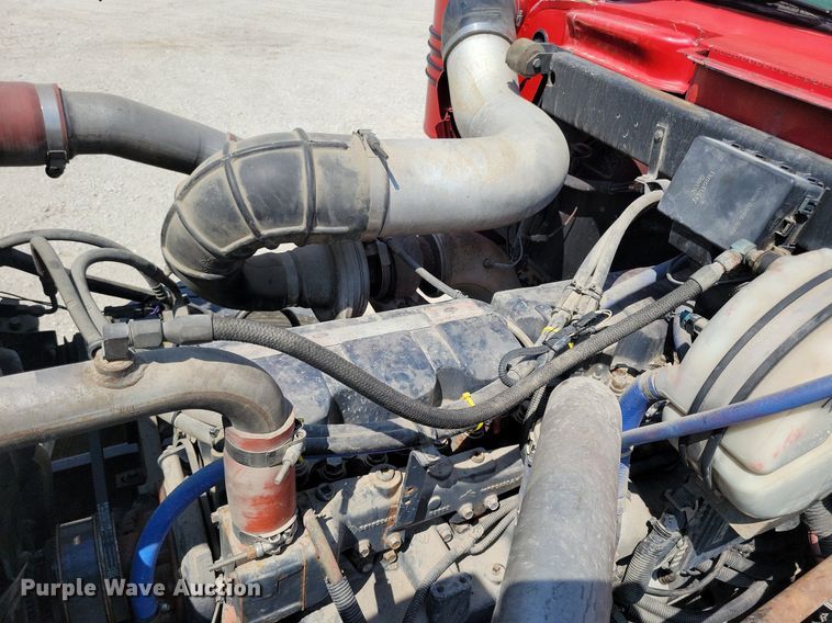 image for item JO9177 2000 Mack RD690S  semi truck