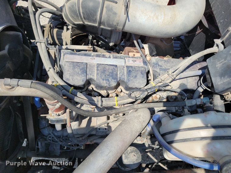 image for item JO9177 2000 Mack RD690S  semi truck