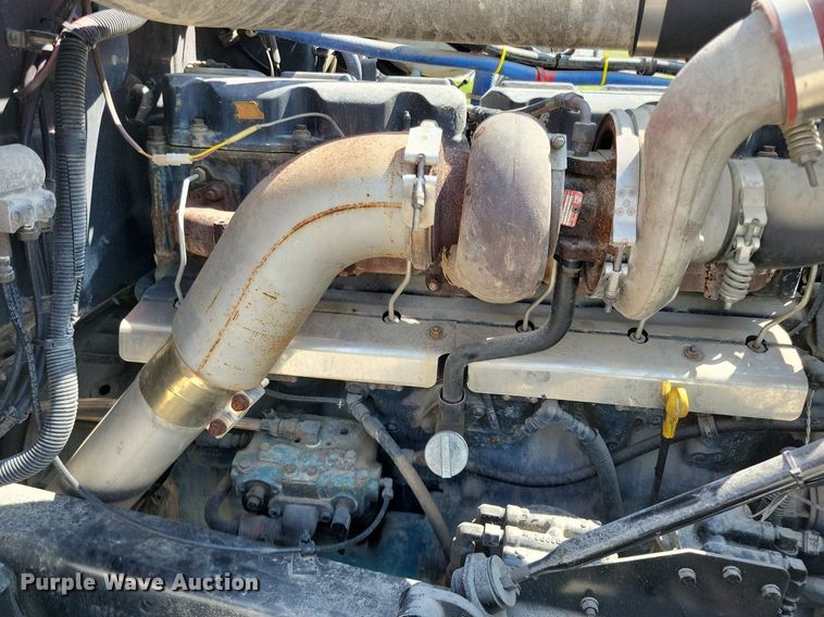 image for item JO9177 2000 Mack RD690S  semi truck