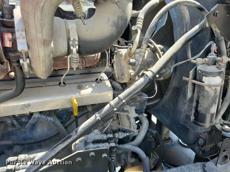 image for item JO9177 2000 Mack RD690S  semi truck