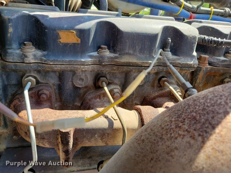 image for item JO9177 2000 Mack RD690S  semi truck