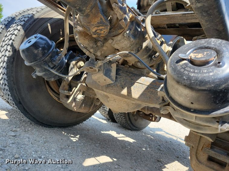 image for item JO9177 2000 Mack RD690S  semi truck