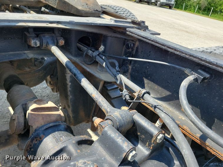 image for item JO9177 2000 Mack RD690S  semi truck