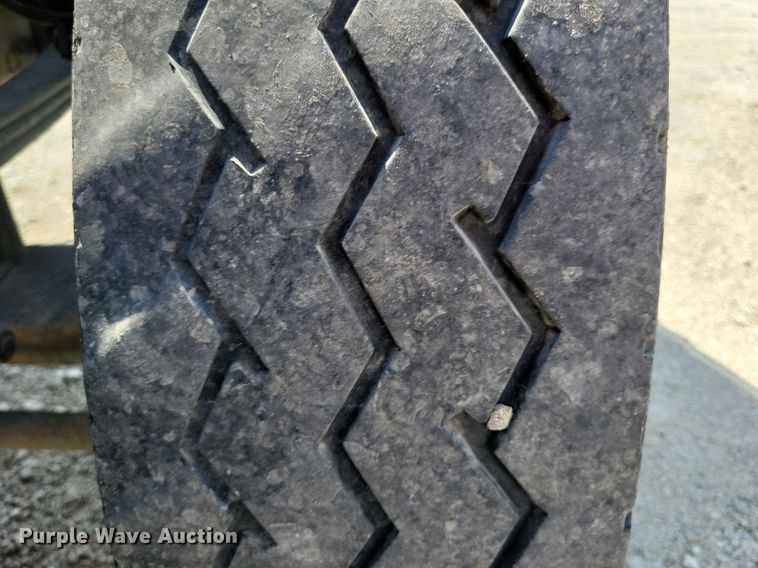 image for item JO9177 2000 Mack RD690S  semi truck