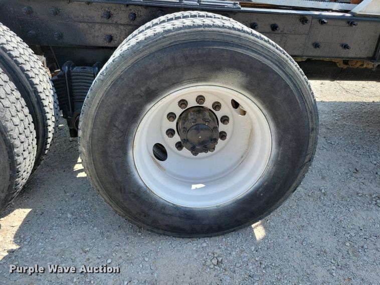 image for item JO9177 2000 Mack RD690S  semi truck