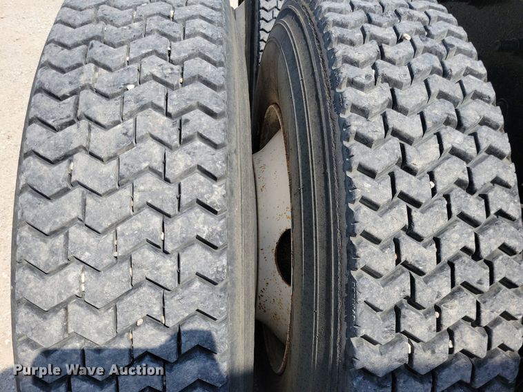 image for item JO9177 2000 Mack RD690S  semi truck