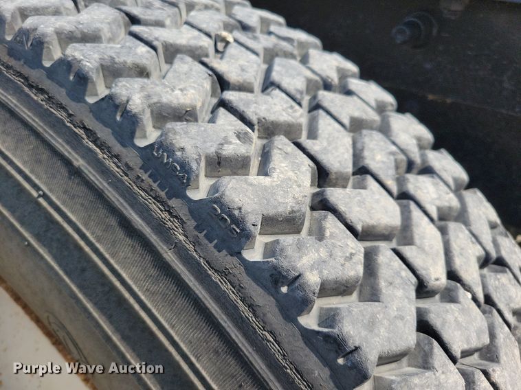 image for item JO9177 2000 Mack RD690S  semi truck