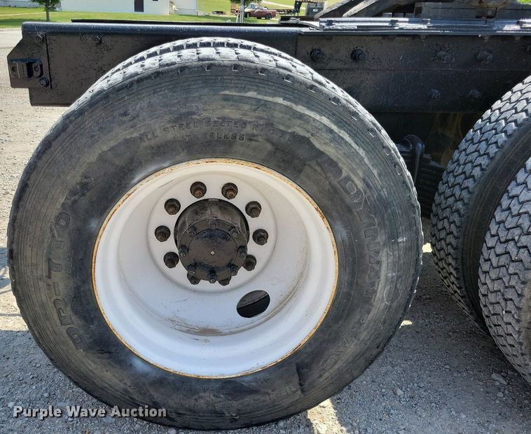 image for item JO9177 2000 Mack RD690S  semi truck