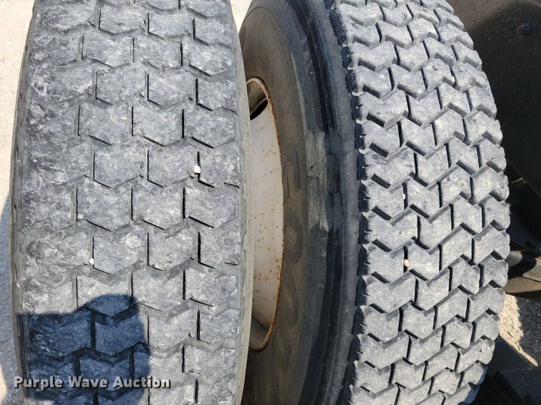 image for item JO9177 2000 Mack RD690S  semi truck