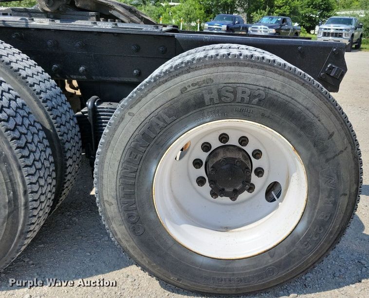 image for item JO9177 2000 Mack RD690S  semi truck