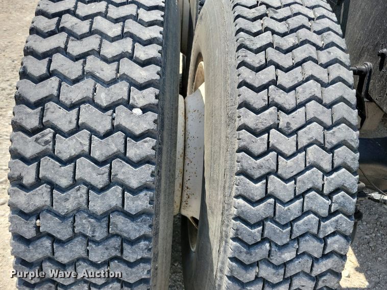 image for item JO9177 2000 Mack RD690S  semi truck