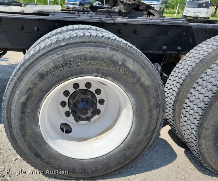 image for item JO9177 2000 Mack RD690S  semi truck