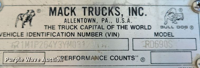 image for item JO9177 2000 Mack RD690S  semi truck