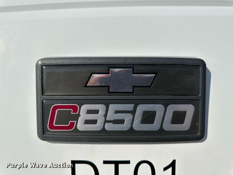 image for item KL9026 2000 Chevrolet C8500  digger derrick truck