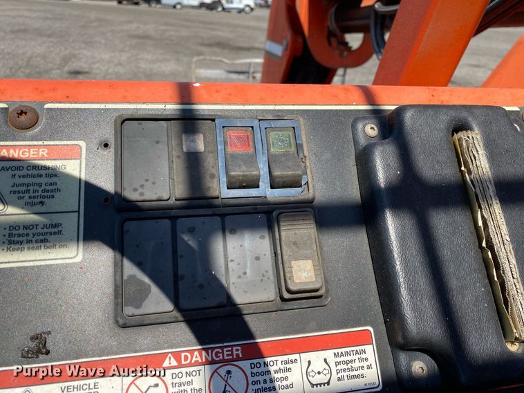 image for item KW9252 2005 SkyTrak 6042  telehandler