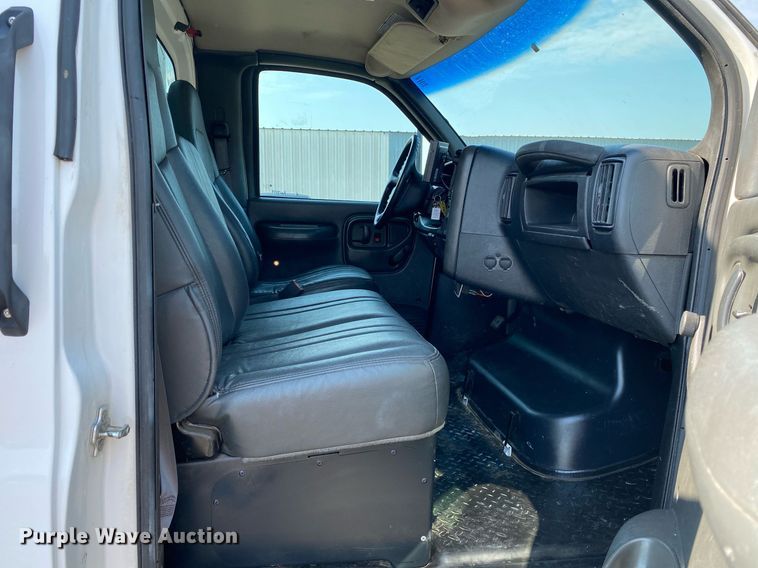 image for item KW9254 2009 GMC C5500  utility / service truck