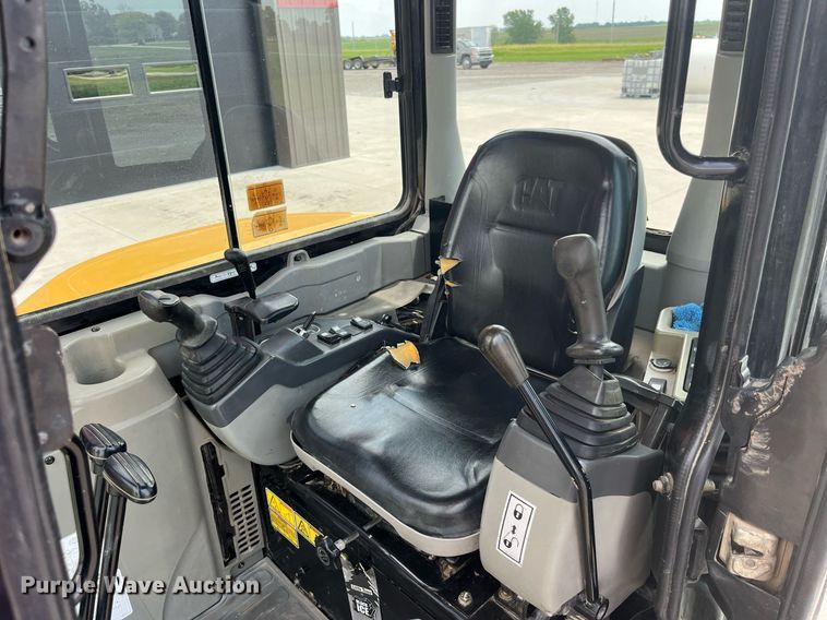 image for item LA9983 2007 Caterpillar 305C CR  mini excavator