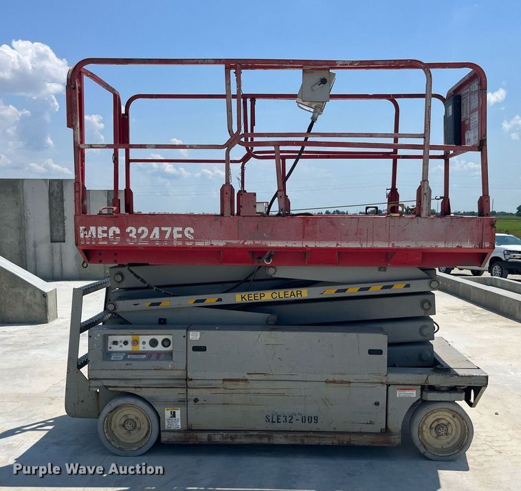 image for item LB9012 2000 Mec 3247ES  scissor lift