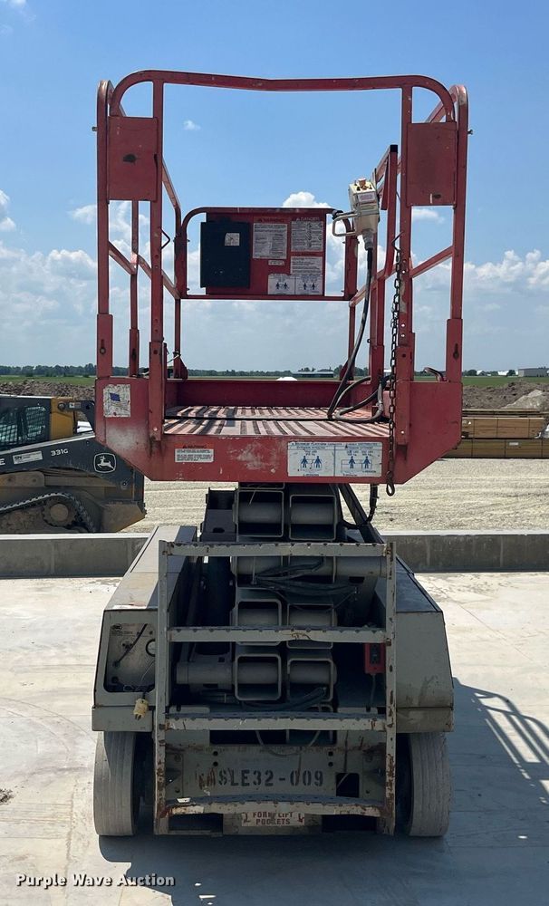 image for item LB9012 2000 Mec 3247ES  scissor lift