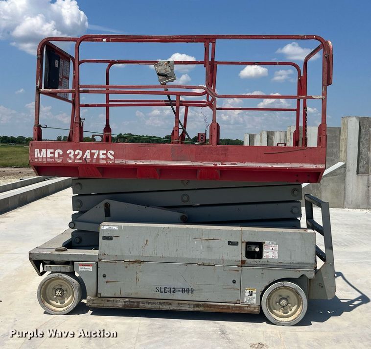 image for item LB9012 2000 Mec 3247ES  scissor lift