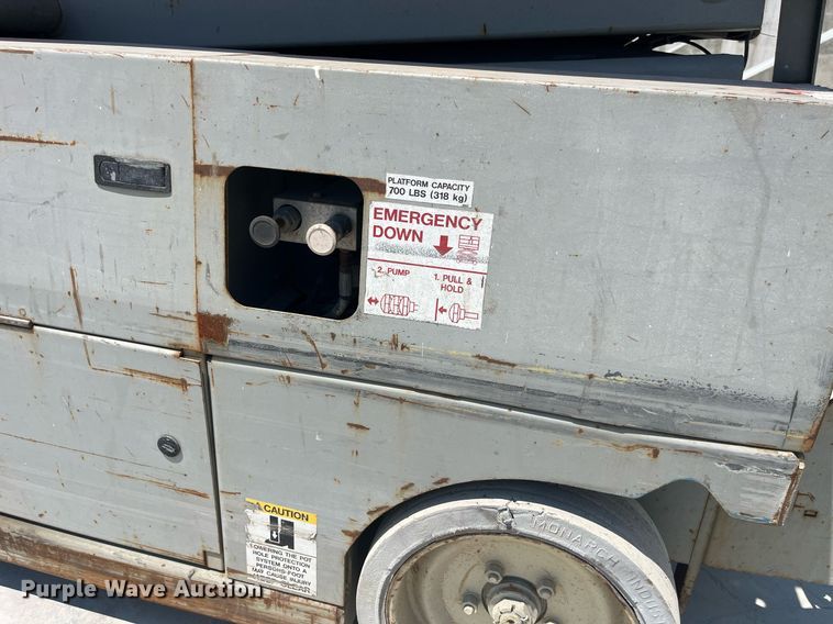 image for item LB9012 2000 Mec 3247ES  scissor lift