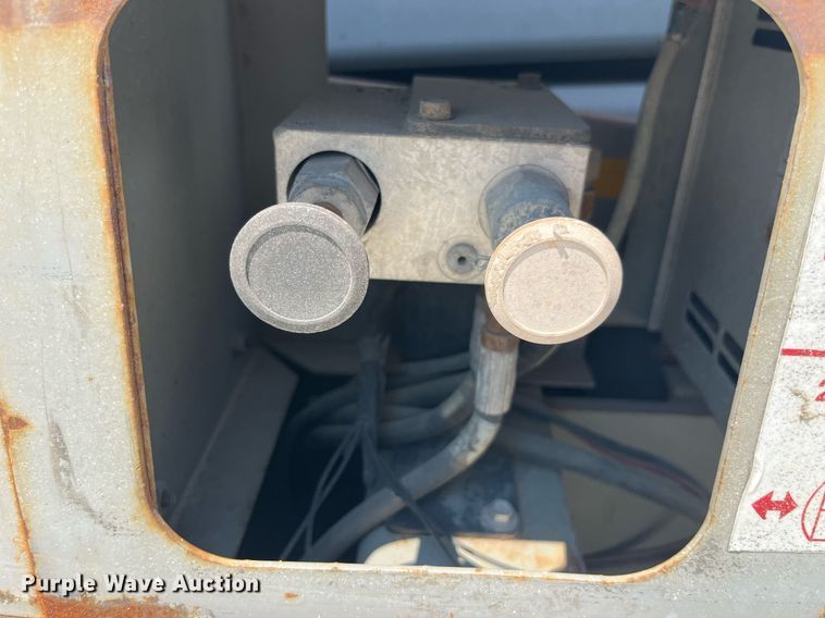 image for item LB9012 2000 Mec 3247ES  scissor lift