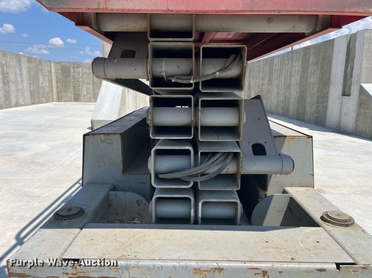 image for item LB9012 2000 Mec 3247ES  scissor lift