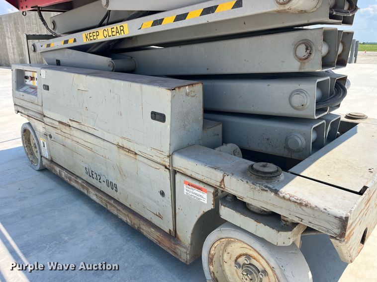 image for item LB9012 2000 Mec 3247ES  scissor lift