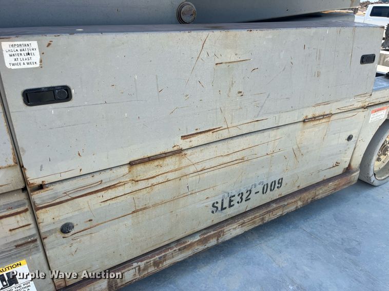 image for item LB9012 2000 Mec 3247ES  scissor lift