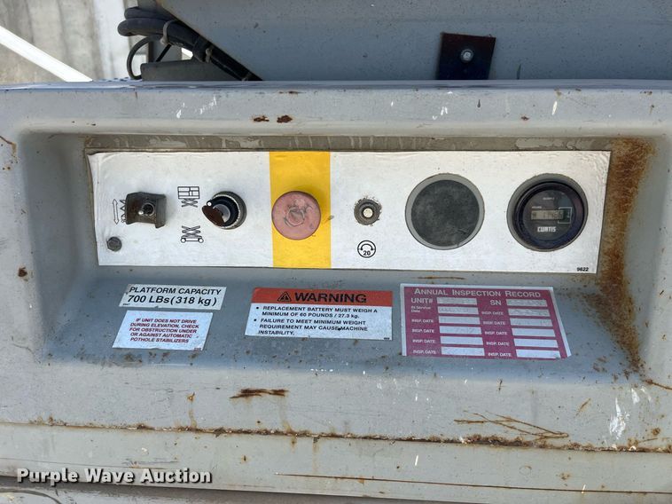 image for item LB9012 2000 Mec 3247ES  scissor lift