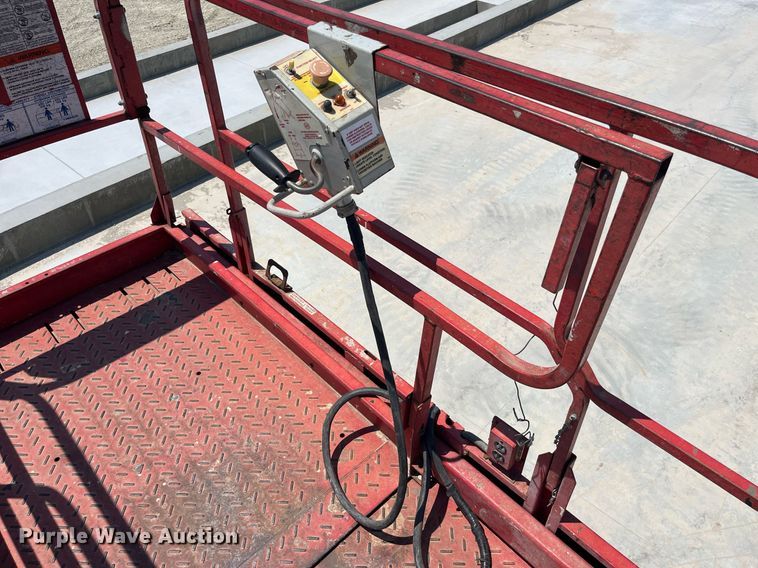 image for item LB9012 2000 Mec 3247ES  scissor lift