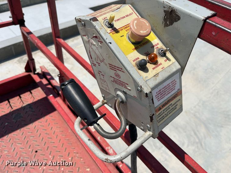 image for item LB9012 2000 Mec 3247ES  scissor lift