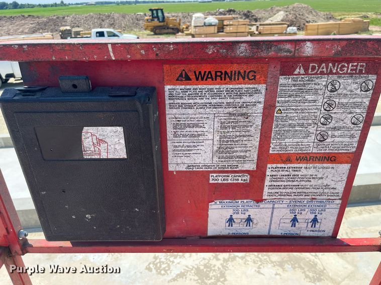 image for item LB9012 2000 Mec 3247ES  scissor lift