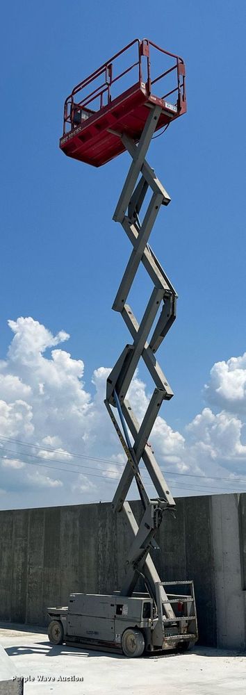 image for item LB9012 2000 Mec 3247ES  scissor lift