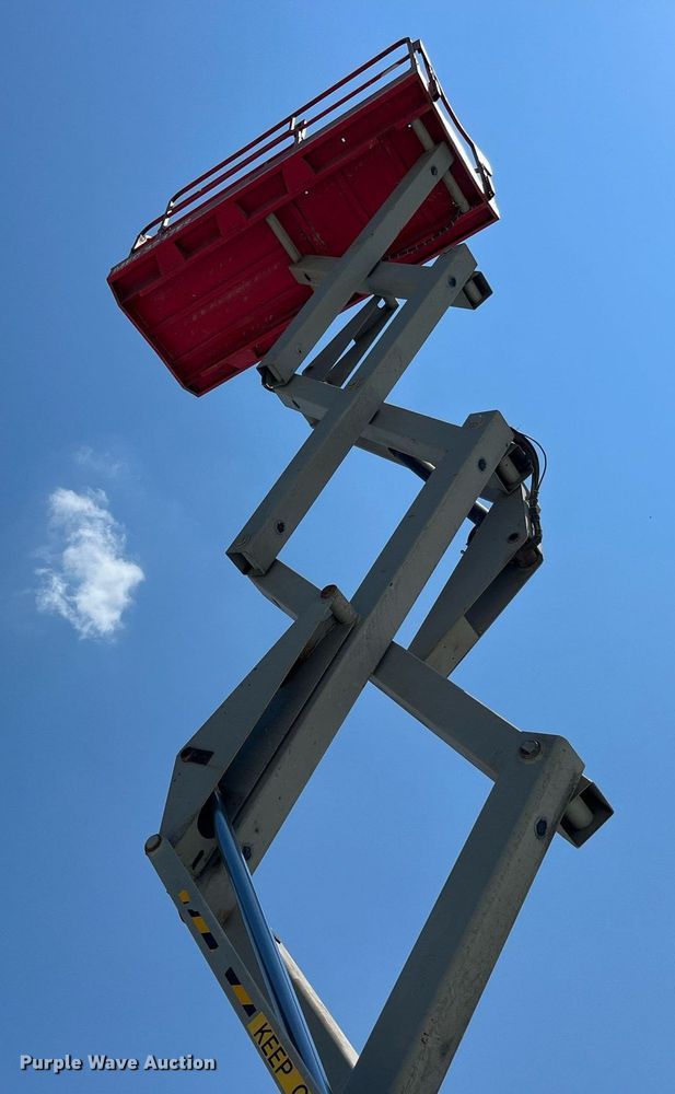 image for item LB9012 2000 Mec 3247ES  scissor lift