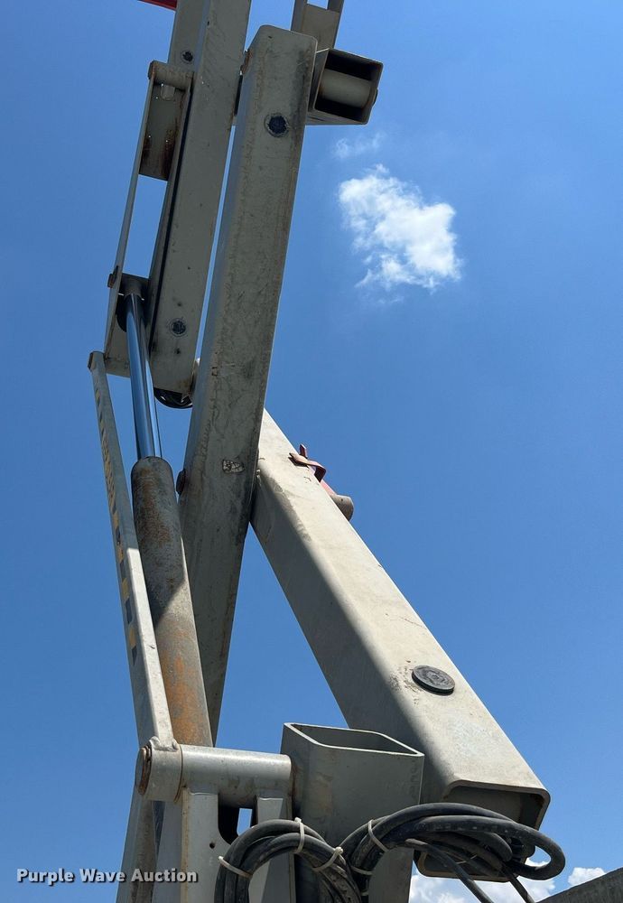 image for item LB9012 2000 Mec 3247ES  scissor lift