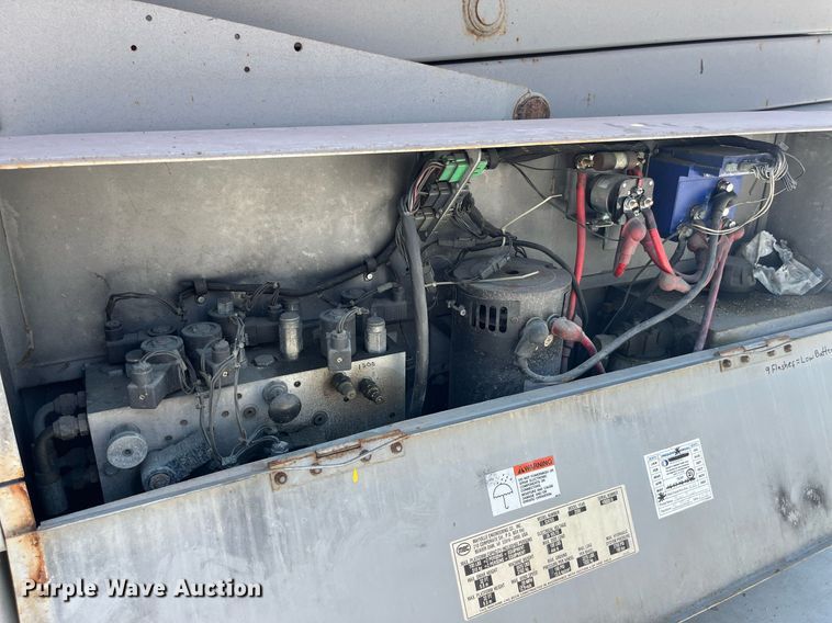 image for item LB9012 2000 Mec 3247ES  scissor lift