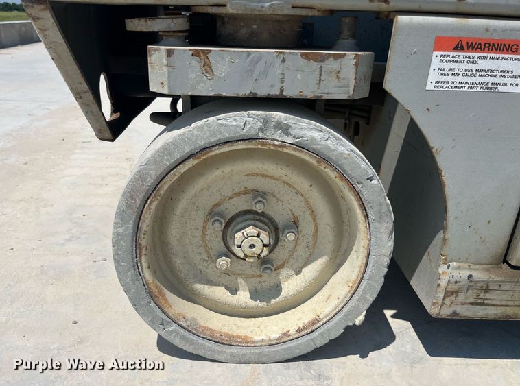 image for item LB9012 2000 Mec 3247ES  scissor lift