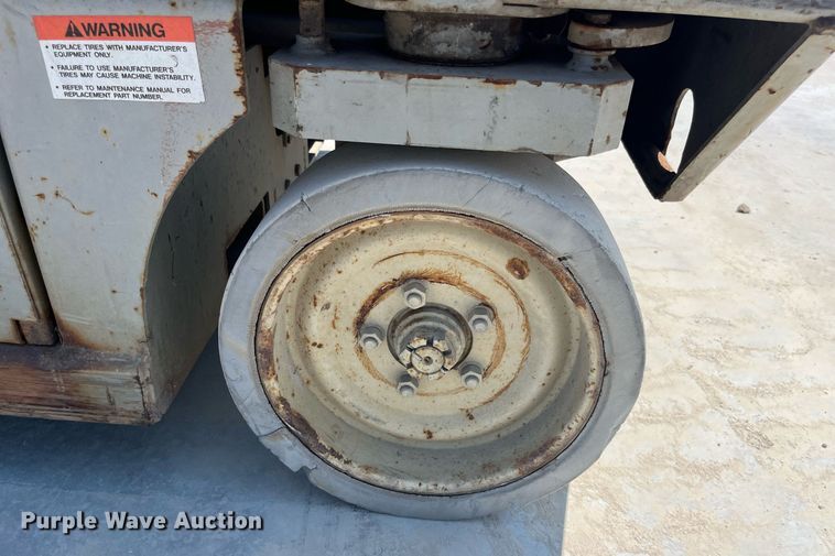 image for item LB9012 2000 Mec 3247ES  scissor lift