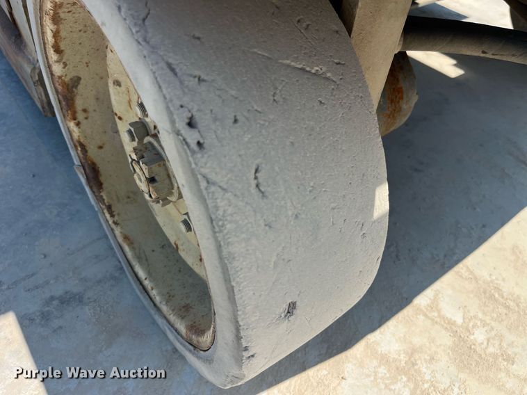 image for item LB9012 2000 Mec 3247ES  scissor lift