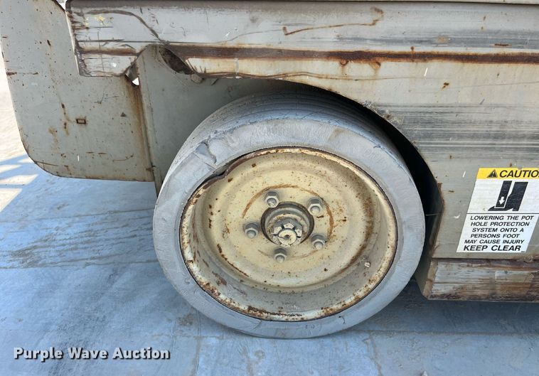 image for item LB9012 2000 Mec 3247ES  scissor lift