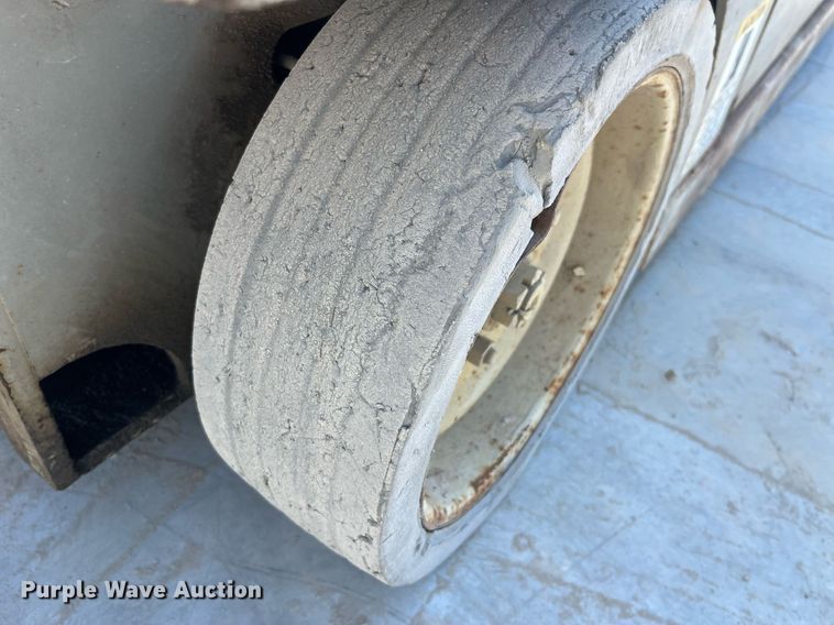 image for item LB9012 2000 Mec 3247ES  scissor lift